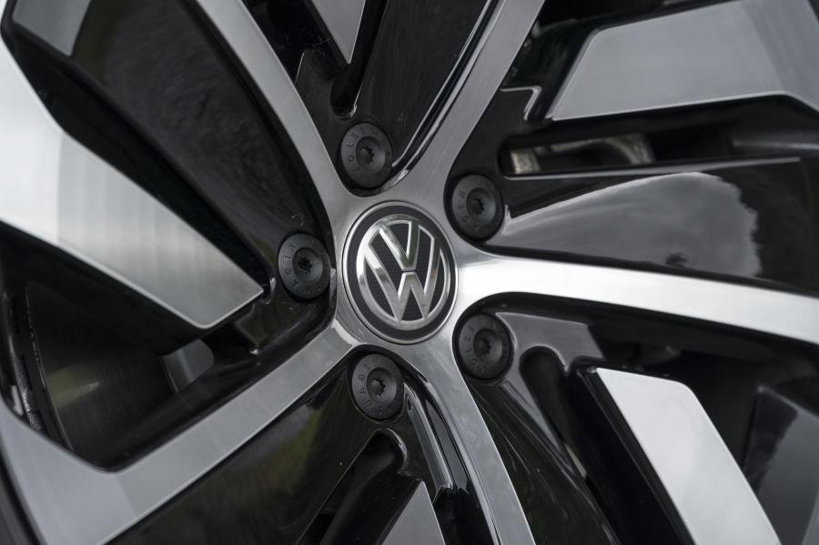  Volkswagen Arteon 4Motion R-Line 2017 года  (UK) (фото 35 из 41)